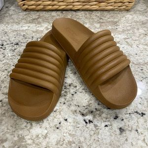 Girlfriend Collective camel slide- women's 10